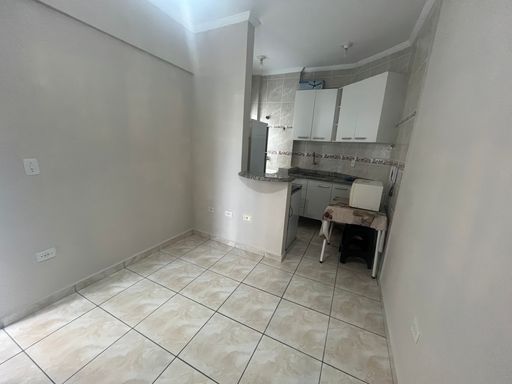 Sala bem iluminada com sofá cama e ventilador de teto.