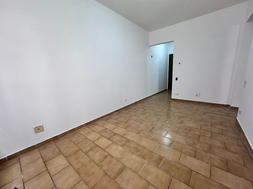 Sala espaçosa com uma janela grande com muita iluminação natural.