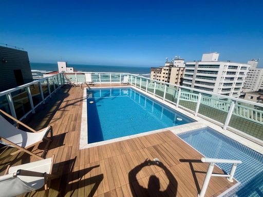 Piscina adulto e infantil com vista para o mar.
