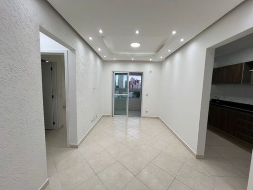 Sala espaçosa com teto rebaixado em gesso.