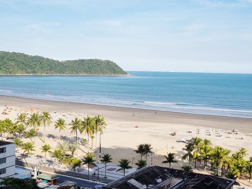 Vista do mar da sacada envidraçada.