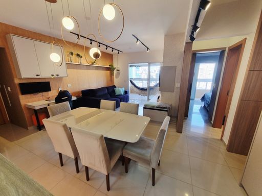 Sala de 2 ambientes elegante e muito bem iluminado.