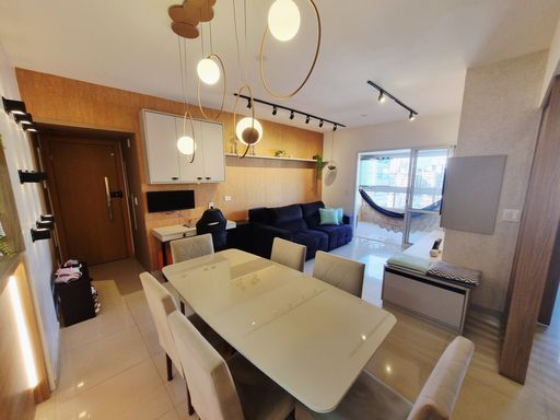 Sala de 2 ambientes elegante e muito bem iluminado.