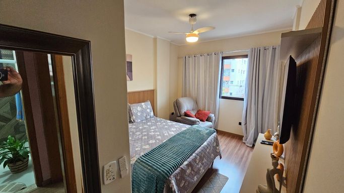 Suíte bem iluminado com vista de frente para rua.