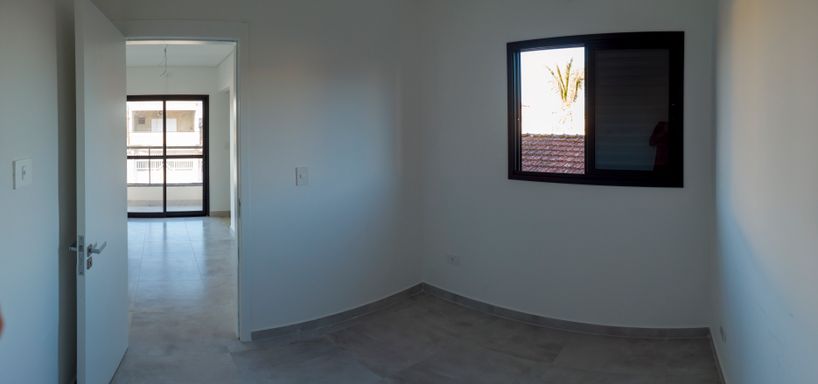 Dormitório bem iluminado.