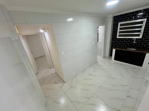 Cozinha com uma pia e piso em porcelanato.