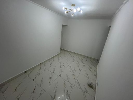 Sala ampla com piso em porcelanato.