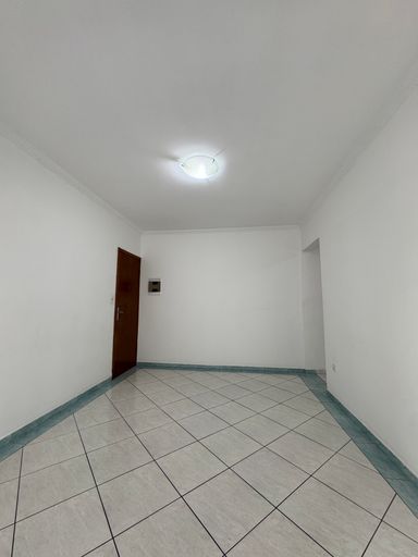 Sala ampla e bem iluminada, com acesso a sacada.