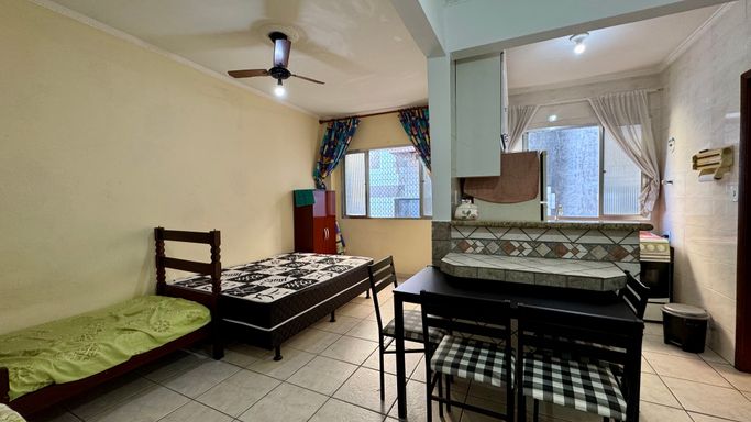 Sala living ampla, mobiliada e com ventilador de teto.