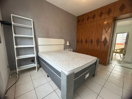 DORMITÓRIO COM GUARDA-ROUPA