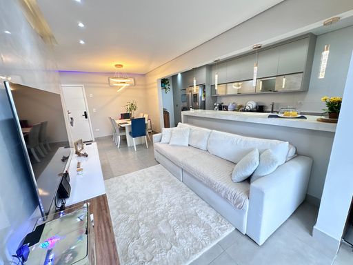 Sala ampla e bem iluminada com teto rebaixado em gesso com iluminação em LED.