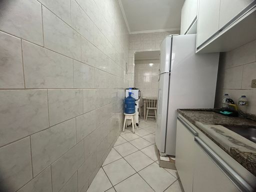 COZINHA COM ARMÁRIOS PLANEJADOS.