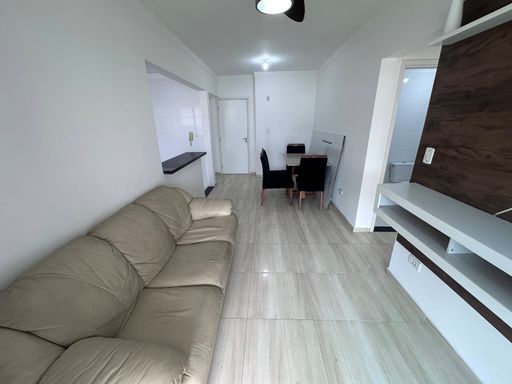 Sala ampla de 2 ambientes com ventilador de teto e acesso a sacada gourmet.