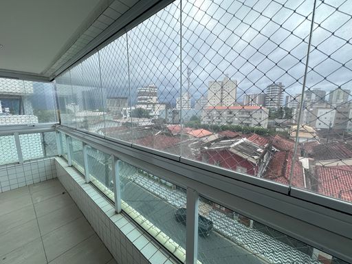 Sacada gourmet envidraçada com vista livre.