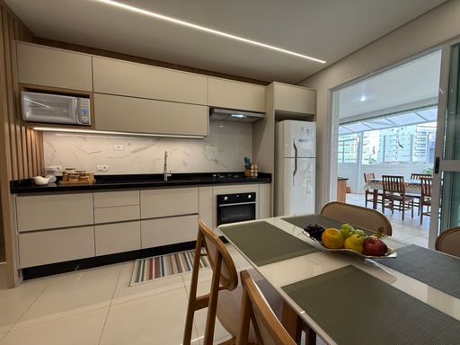 Cozinha com conceito aberto e planejado.
