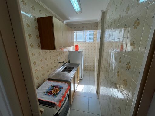 Cozinha com uma pia, fogão e geladeira.