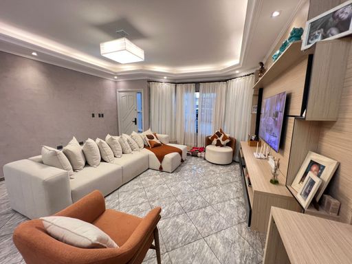 Sala ampla de 2 ambientes com teto rebaixado em gesso com iluminação em LED.