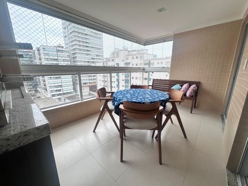 Sacada gourmet envidraçada com vista livre.