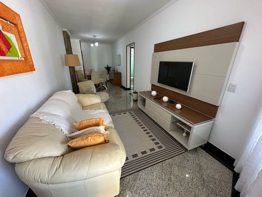 Sala de dois ambientes com muita iluminação natural e
