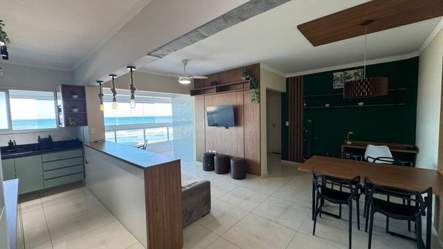 Sala bem iluminada de 2 ambientes.