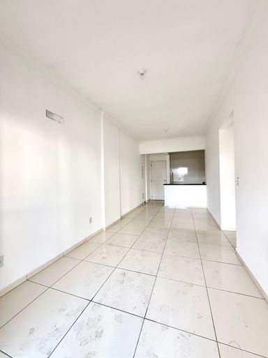 Sala de 2 ambientes com muita iluminação natural da sacada gourmet.