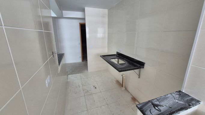 Cozinha americana com uma pia.