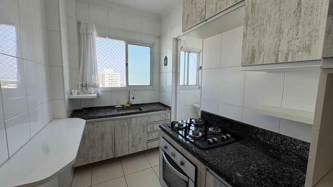 Cozinha americana com armários planejados.