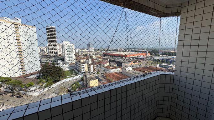 Sacada com vista livre e tela (rede) de proteção.