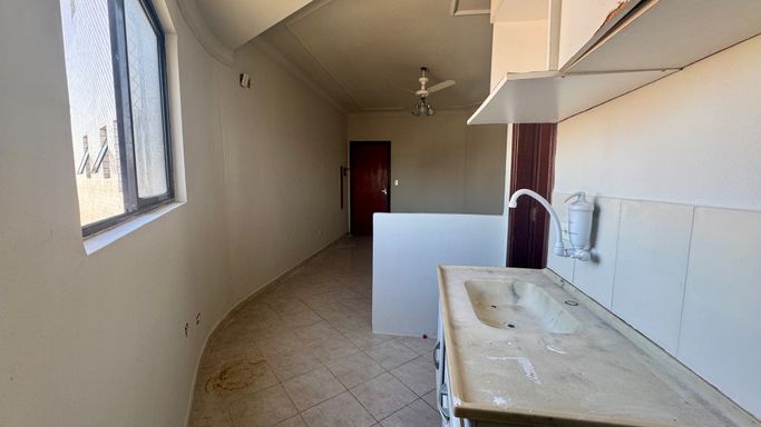 Cozinha americana bem iluminada.