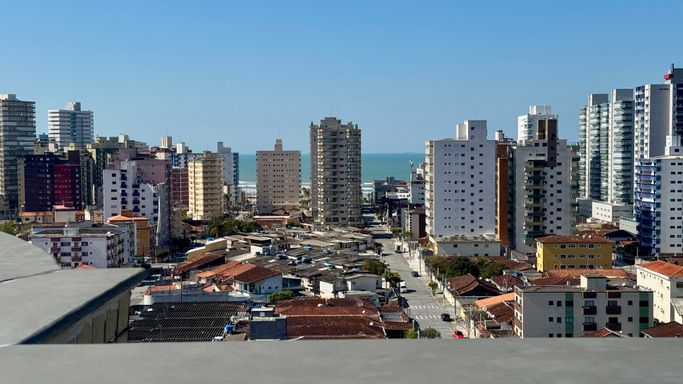 Vista parcial do mar da cozinha americana.
