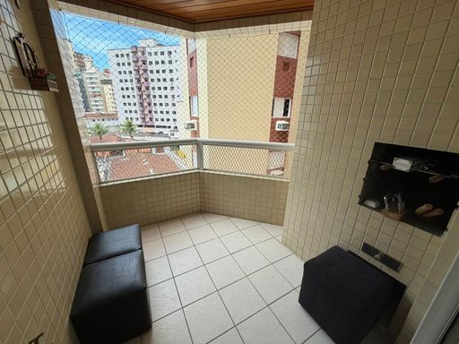 Sacada gourmet com churrasqueira a carvão.