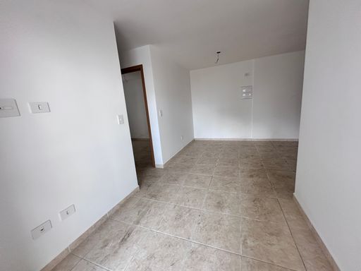 Sala bem iluminada de dois ambientes.