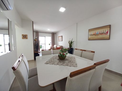 Sala de 2 ambiente com mesa de jantar, sofá e ar-condicionado.