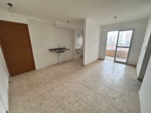 Sala bem iluminada de dois ambientes.