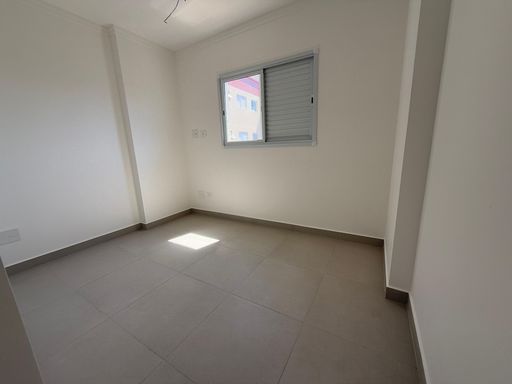 Suíte espaçoso e bem iluminado.
