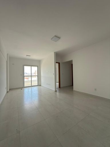 Sala ampla de 2 ambientes.