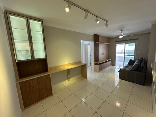 Sala ampla de 2 ambientes.