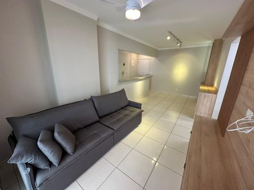 Sala ampla de 2 ambientes.