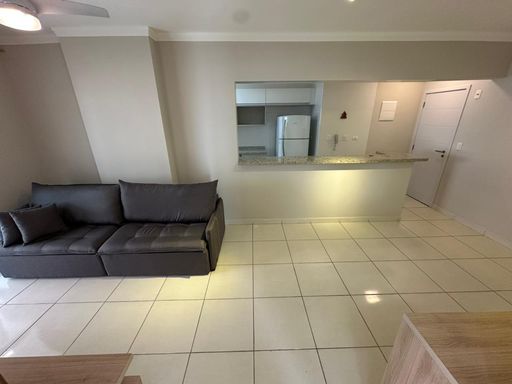 Sala ampla de 2 ambientes.