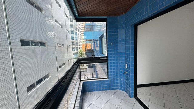 Sacada envidraçada da sala.