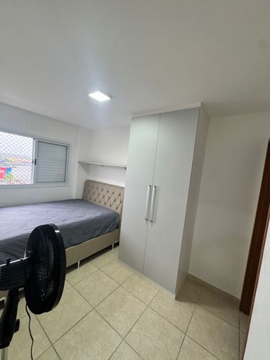 Suíte com 1 cama de casal e armário planejado.