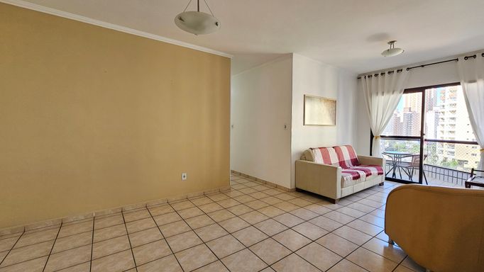 Sala de 2 ambientes com muita iluminação natural e um sofá.