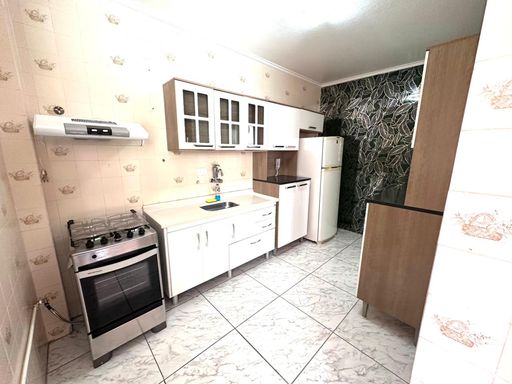 Cozinha com armários e um fogão.