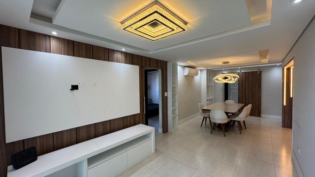 Sala ampla de 2 ambientes com ar-condicionado.