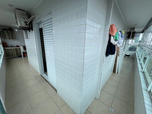 Sacada gourmet envidraçada com vista livre.