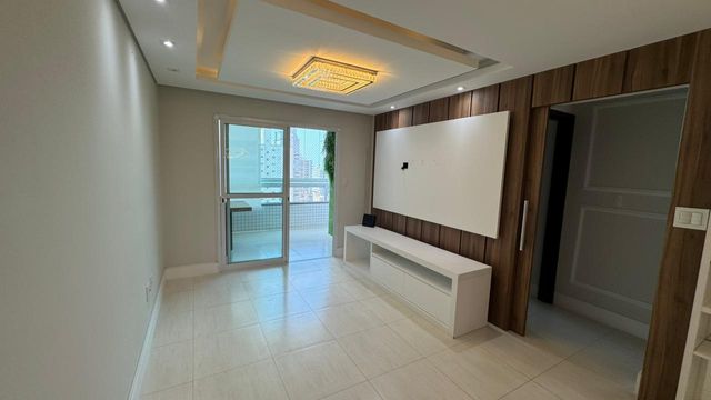 Sala ampla de 2 ambientes com ar-condicionado.