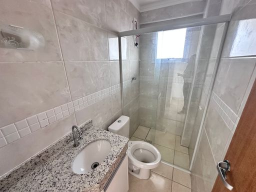 WC suíte com box de vidro.