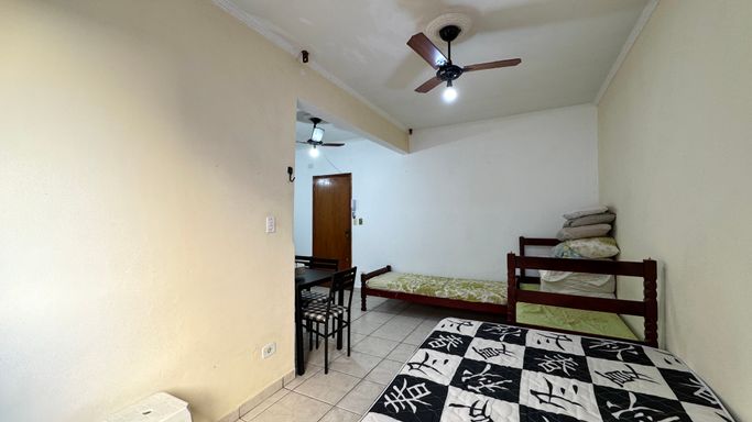 Sala living ampla, mobiliada e com ventilador de teto.