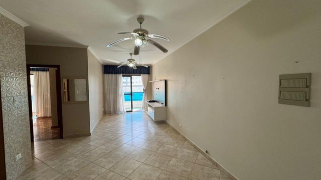 Sala ampla e bem iluminada de 2 ambientes com 2 ventiladores de teto.