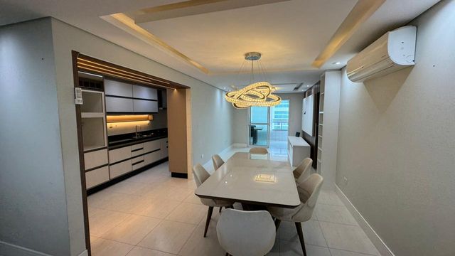 Sala ampla de 2 ambientes com ar-condicionado.